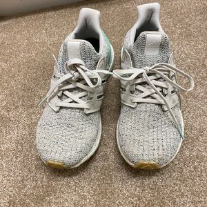 Light gray womens Adidas tennis shoe. Very good used condition